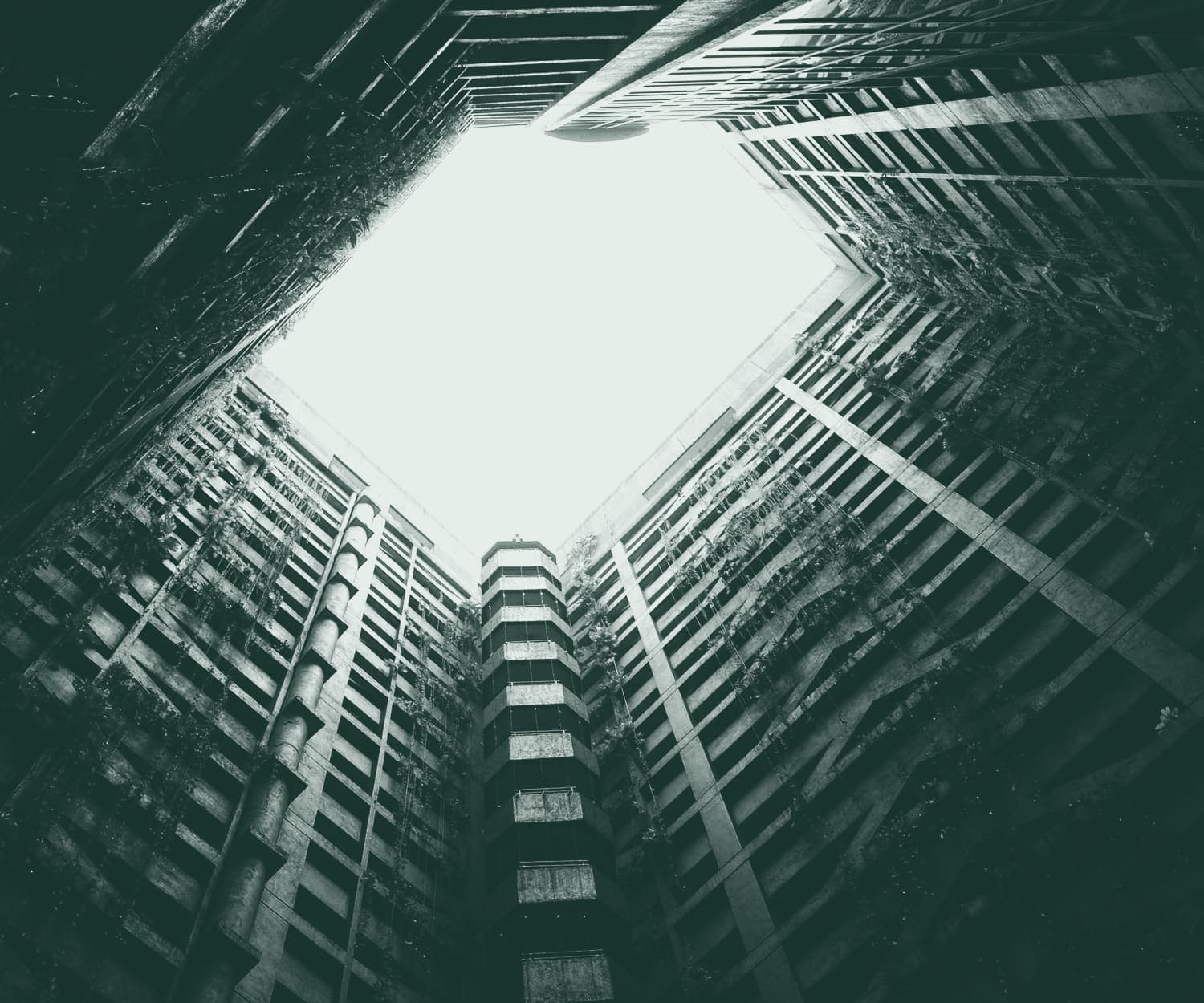 Átrio de um edifício corporativo com luz natural